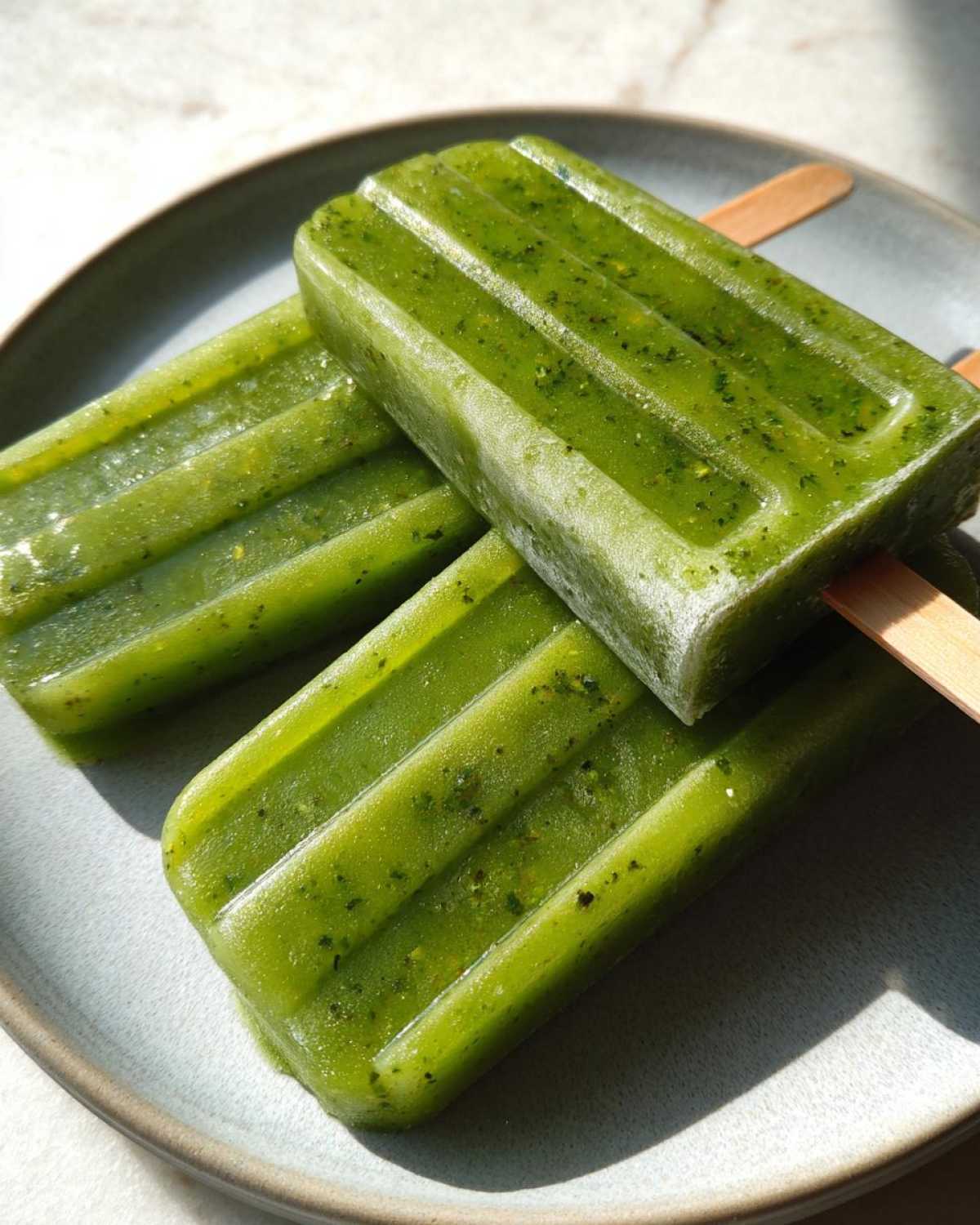 Kid-Friendly Fruit & Spinach Smoothie Pops - detail 1