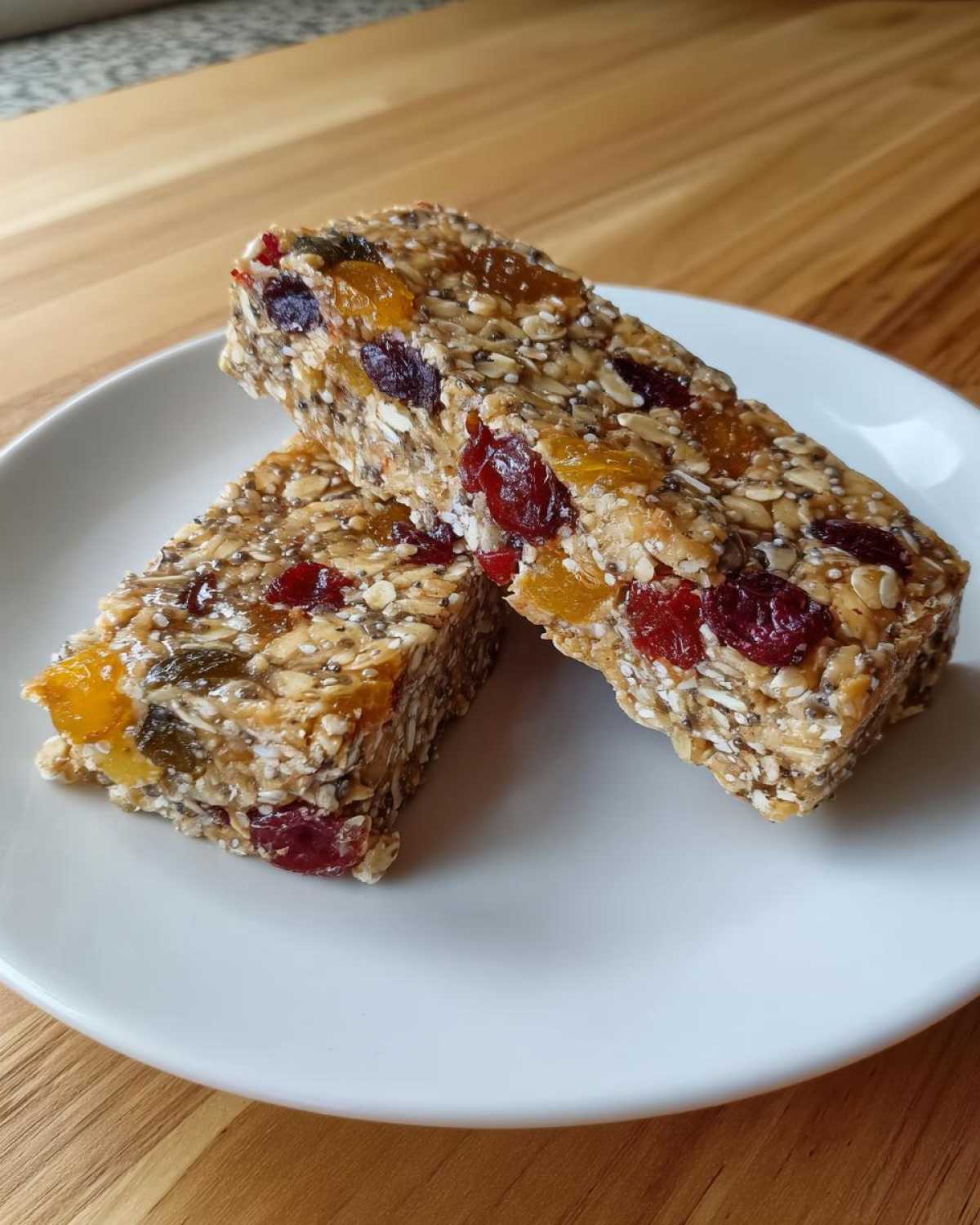 Kid-Friendly Oatmeal-Fruit Energy Bars - detail 1
