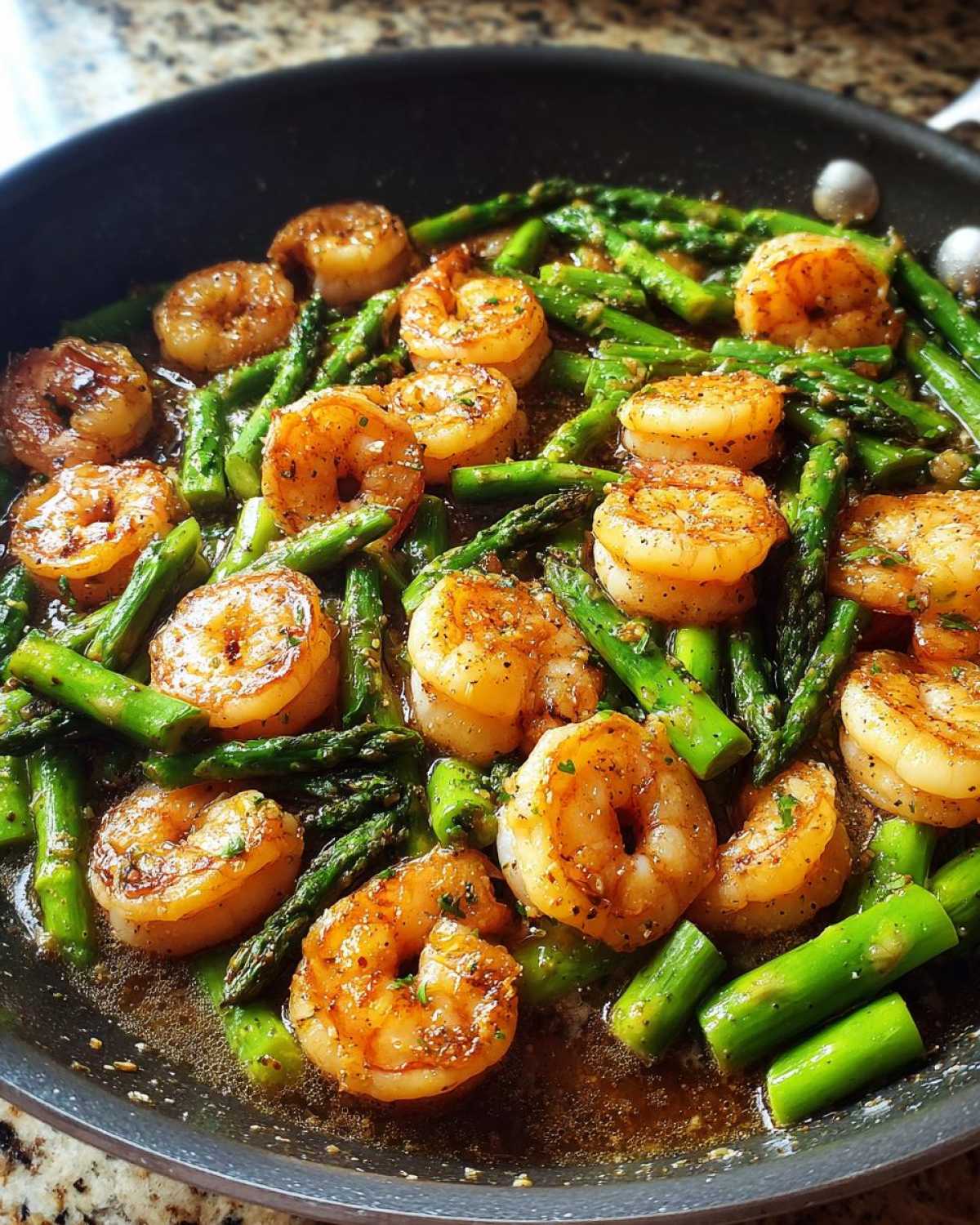15-Minute Garlic Shrimp and Asparagus Skillet - detail 2