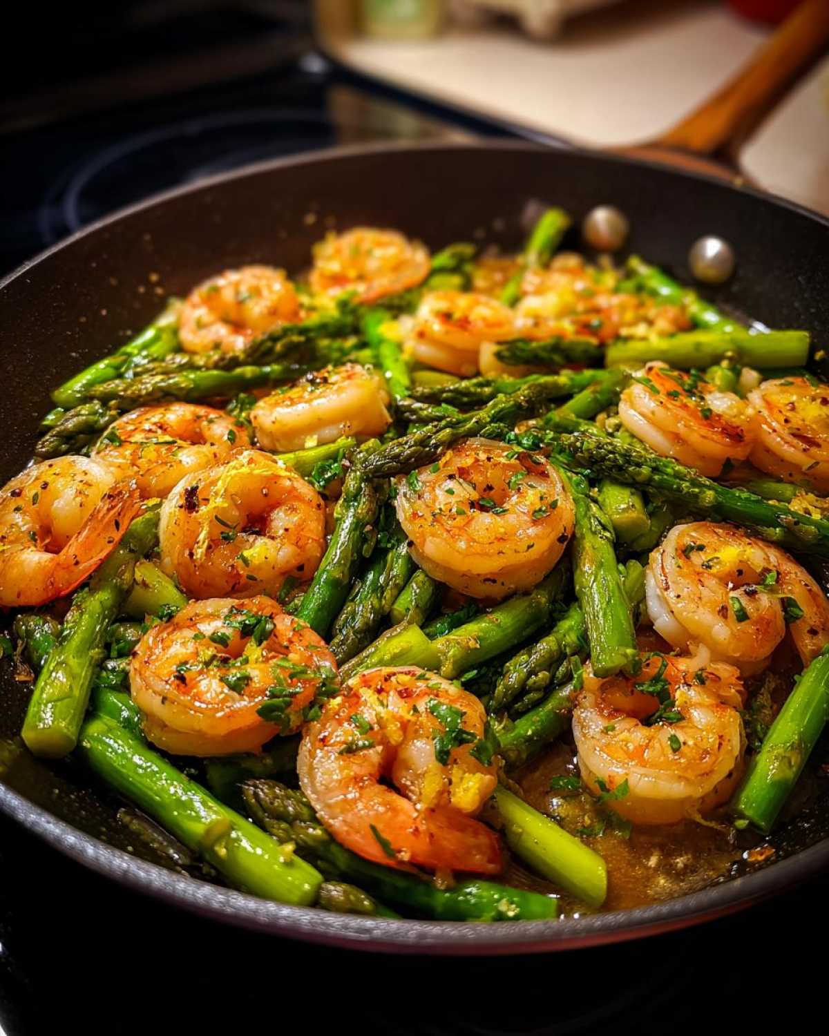 15-Minute Garlic Shrimp and Asparagus Skillet - detail 4