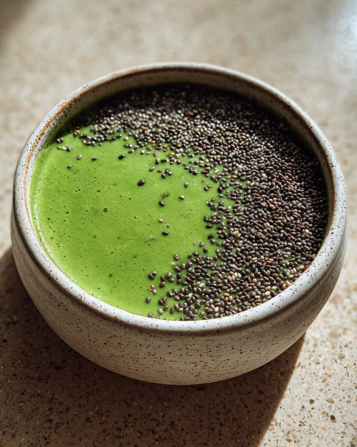 Green Smoothie Bowl with Spinach, Mango & Chia Seeds - detail 1