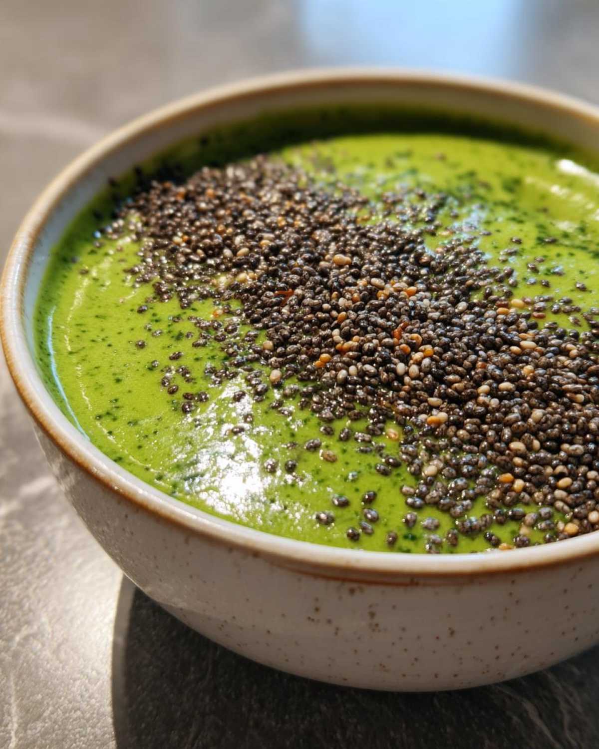 Green Smoothie Bowl with Spinach, Mango & Chia Seeds - detail 3