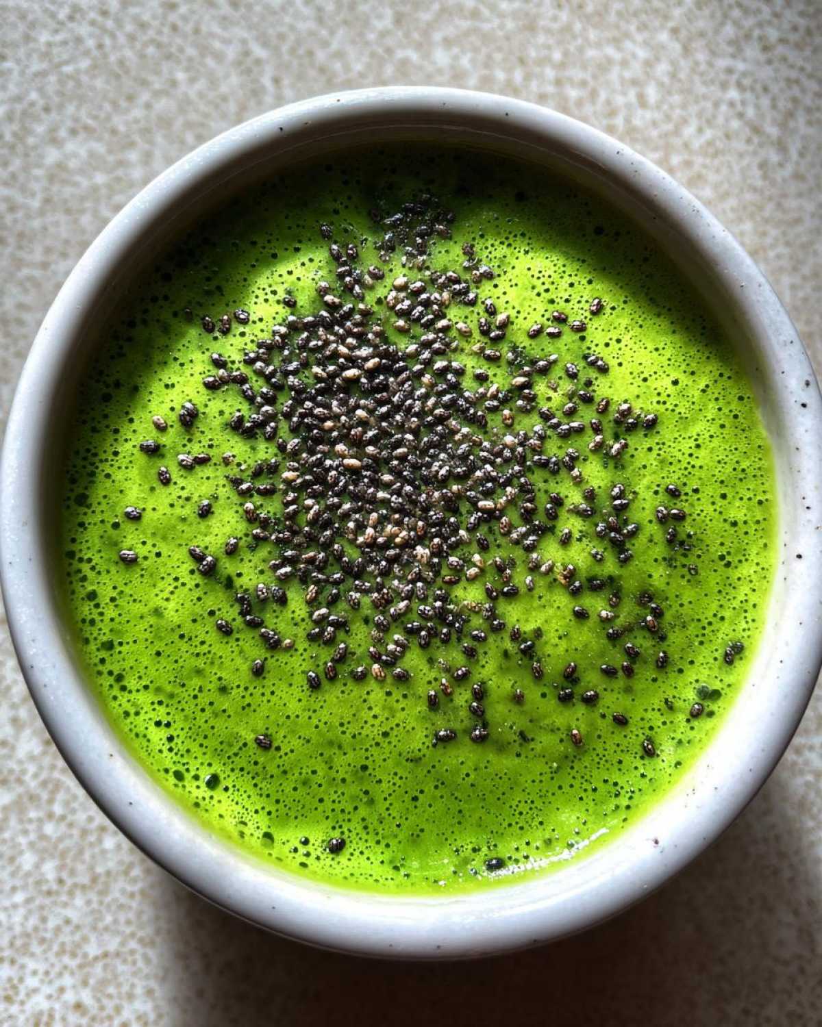 Green Smoothie Bowl with Spinach, Mango & Chia Seeds - detail 4