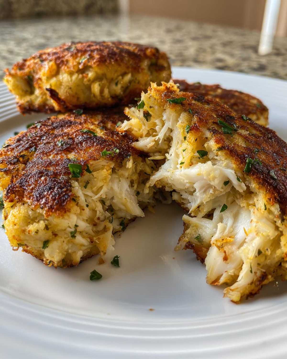 maryland crab cakes - detail 1